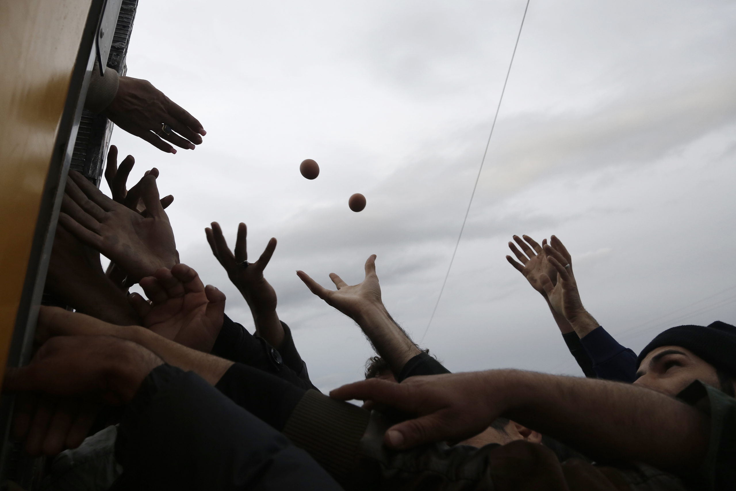 Συγκλονιστικές ΦΩΤΟ – Πρόσφυγες συνωστίζονται για λίγο φαγητό στην Ειδομένη