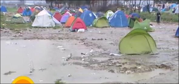Στο έλεος της βροχής οι πρόσφυγες της Ειδομένης – ΒΙΝΤΕΟ