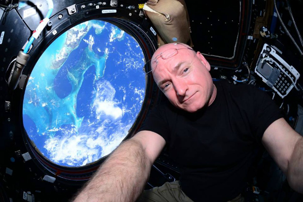 Αστροναύτης κατέρριψε δύο ρεκόρ και επέστρεψε στη Γη