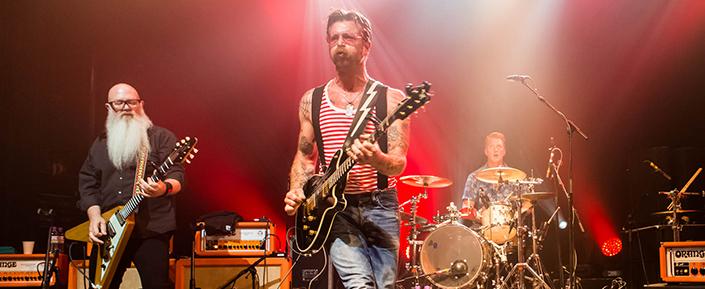 Eagles of Death Metal – Το συγκρότημα που επέζησε από την τραγωδία στο Μπατακλάν έρχεται στην Ελλάδα