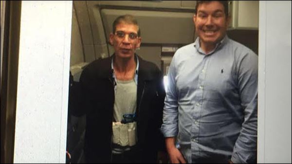 O Βρετανός επιβάτης αποκαλύπτει γιατί έβγαλε selfie με τον αεροπειρατή