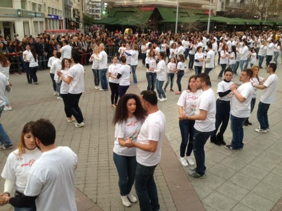 Η Καλαμάτα έσπασε το ρεκόρ Γκίνες – 740 πολίτες χορεύουν bachata
