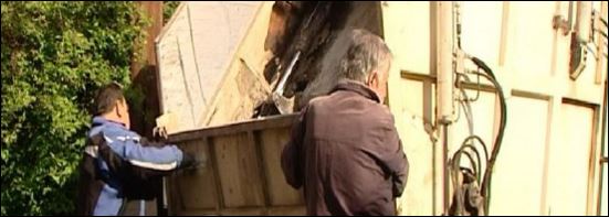 Δήμαρχος ανεβαίνει στο απορριματοφόρο και μαζεύει τα σκουπίδια της πόλης του – ΦΩΤΟ – ΒΙΝΤΕΟ