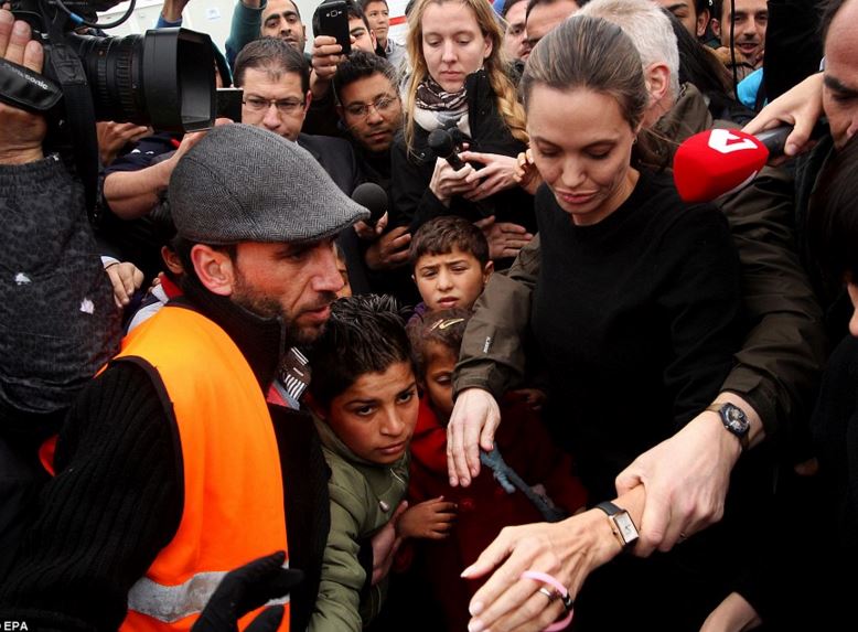 Τα διεθνή ΜΜΕ σχολιάζουν τον εκνευρισμό της Τζολί στον Πειραιά
