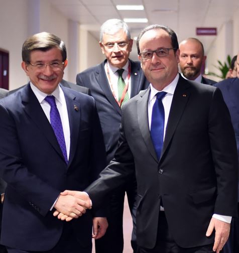 Η χειραψία του Ολάντ με τον Νταβούτογλου – ΦΩΤΟ