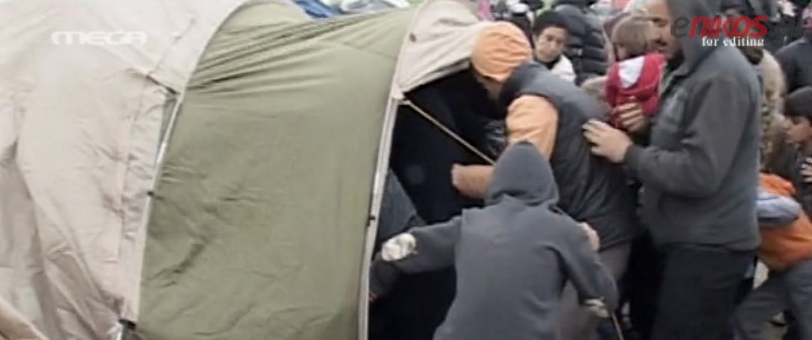 Ένταση μεταξύ προσφύγων για ένα ζευγάρι παπούτσια – ΒΙΝΤΕΟ