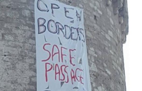 Πανό «Ανοίξτε τα σύνορα» στον Λευκό Πύργο – ΦΩΤΟ