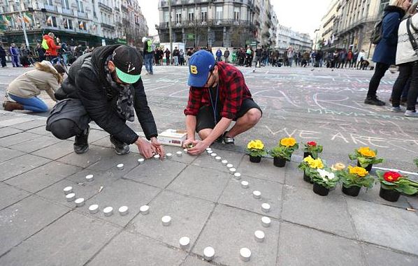 Λουλούδια και κεριά στη μνήμη των θυμάτων στις Βρυξέλλες – ΦΩΤΟ