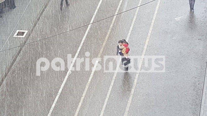 Χαλάζι και διαμαρτυρίες στην παρέλαση στον Πύργο Ηλείας – ΒΙΝΤΕΟ