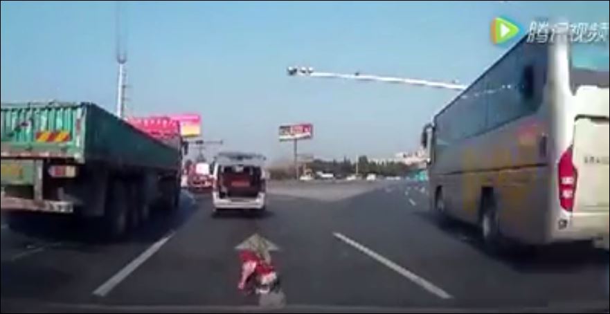 Τρομακτικό: Άνοιξε το πορτμπαγκάζ και ένα παιδί έπεσε στην άσφαλτο – ΒΙΝΤΕΟ