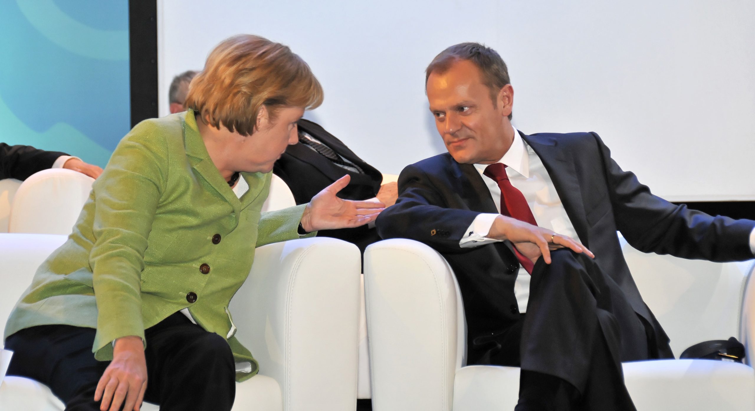 Σαφείς αποστάσεις από Τουσκ για το κλείσιμο των συνόρων η Μέρκελ