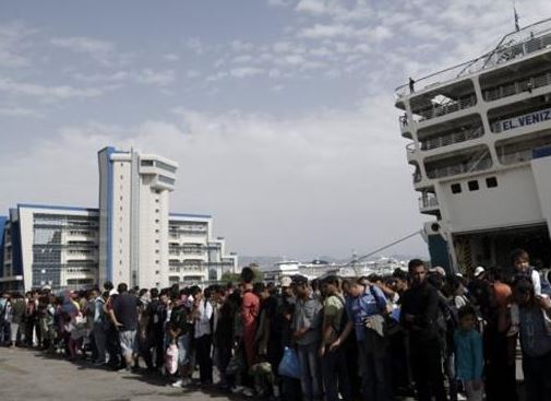 Στο Μεταγωγών με χειροπέδες 150 παράτυποι μετανάστες που έφτασαν στον Πειραιά – ΒΙΝΤΕΟ