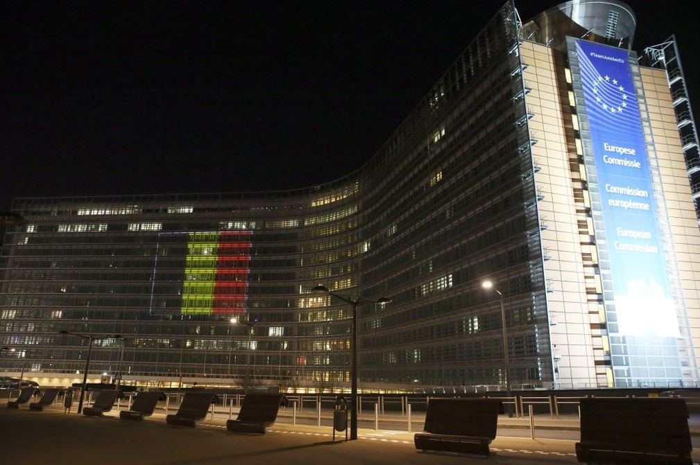 Το κτίριο της Κομισιόν φωταγωγήθηκε στα χρώματα του Βελγίου – ΦΩΤΟ