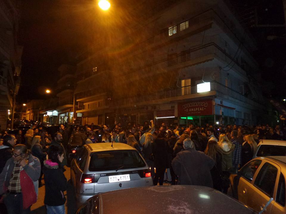 Άναψαν καπνογόνα και τραγούδησαν για τον Παντελίδη – ΦΩΤΟ