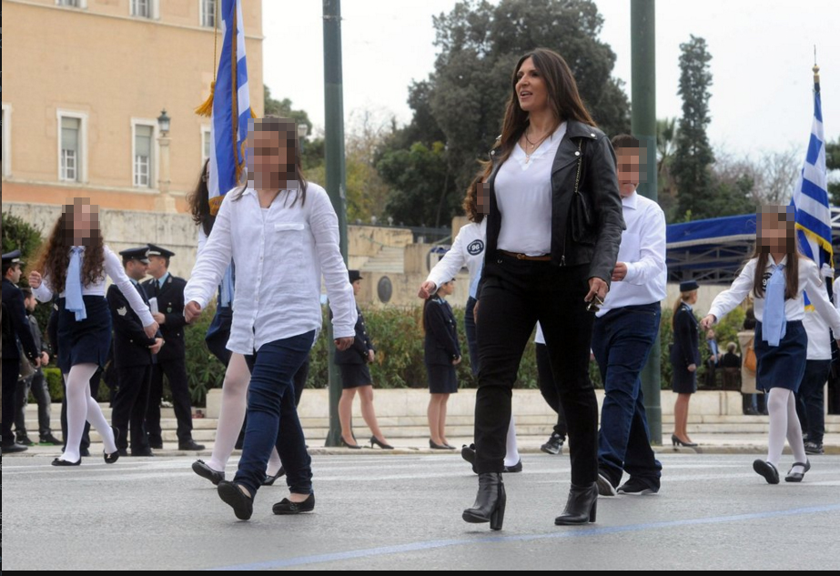 Η δασκάλα που εντυπωσίασε στη μαθητική παρέλαση της 25ης Μαρτίου – ΦΩΤΟ