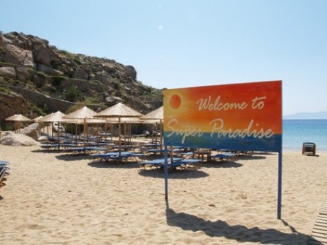 Μυστήριο με τον θάνατο 63χρονης στο Super Paradise της Μυκόνου