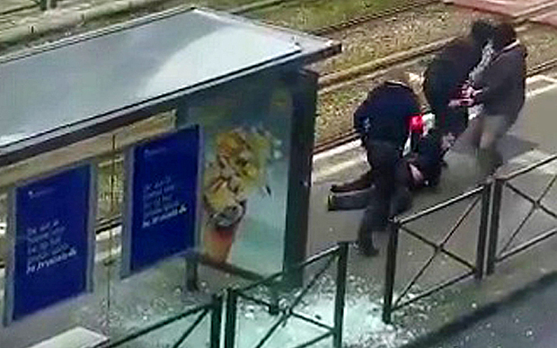 Η στιγμή της σύλληψης του υπόπτου στις Βρυξέλλες – ΒΙΝΤΕΟ