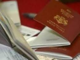 Χειροπέδες σε 71χρονο στο Ελ. Βενιζέλος με 31 διαβατήρια σε φούρνο μικροκυμάτων