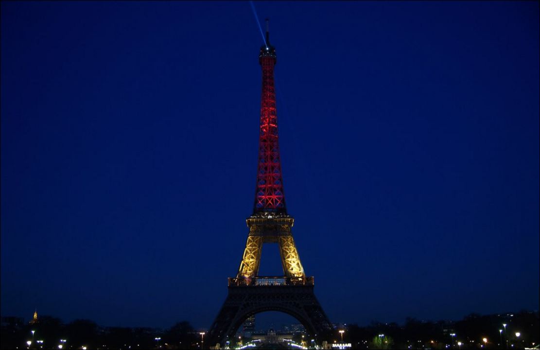 Μνημεία φωταγωγήθηκαν στα χρώματα του Βελγίου – ΦΩΤΟ