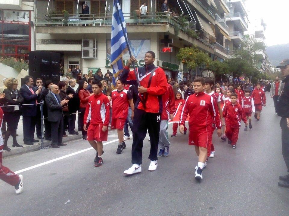 Όταν ο Αντετοκούνμπο έκανε παρέλαση με την ελληνική σημαία – ΦΩΤΟ