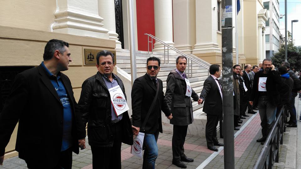 Δικηγόροι στην Πάτρα κρέμασαν τις γραβάτες τους – ΦΩΤΟ