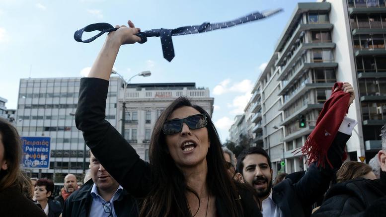 Το κίνημα της γραβάτας συνεχίζει την αποχή