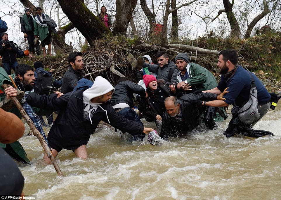 Μαζική έξοδος των προσφύγων από την Ειδομένη προς τα Σκόπια – ΦΩΤΟ