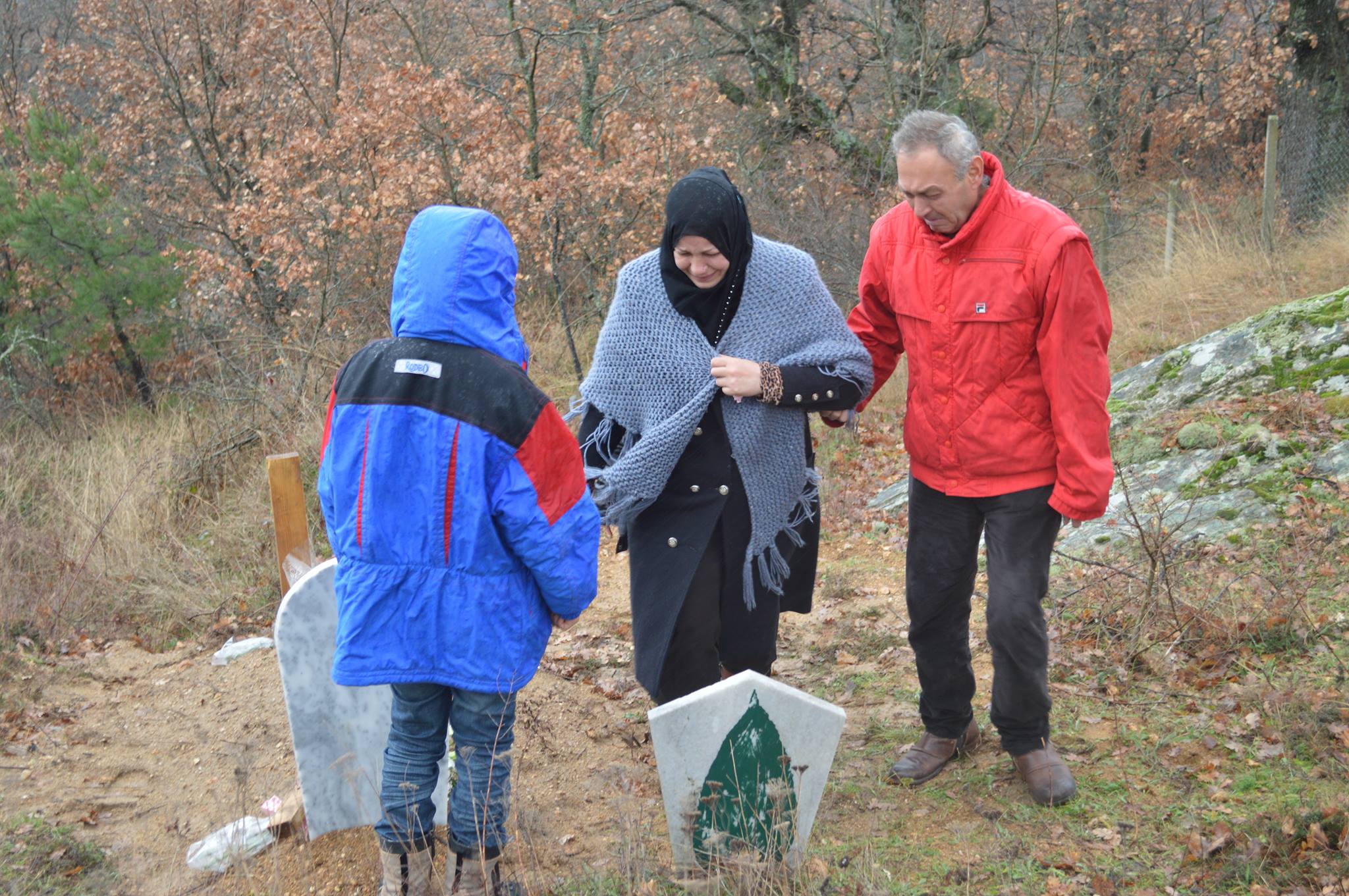 Ο θρήνος μιας οικογένειας Σύρων που έχασαν το 6χρονο κοριτσάκι τους – ΦΩΤΟ