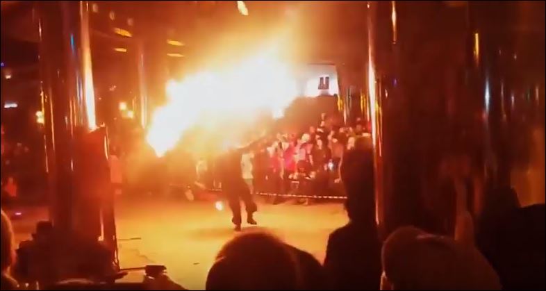 Σοκ – Περφόρμερ τυλίχθηκε στις φλόγες την ώρα του σόου – ΒΙΝΤΕΟ