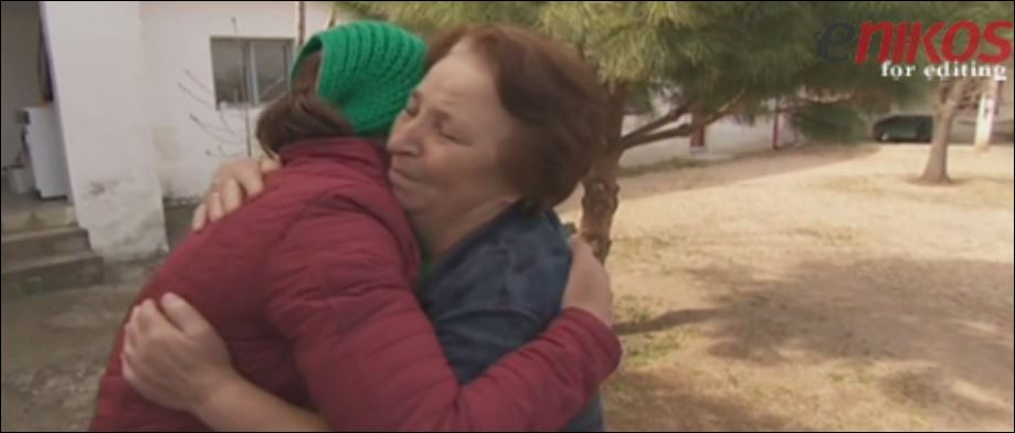 Μια αγκαλιά για «ευχαριστώ» από την πρόσφυγα στην Ελληνίδα γιαγιά της Ειδομένης – ΒΙΝΤΕΟ
