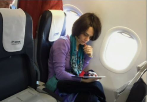 Η “σκληρή” του ΔΝΤ Ντέλια Βελκουλέσκου στο αεροπλάνο για την Αθήνα – ΦΩΤΟ