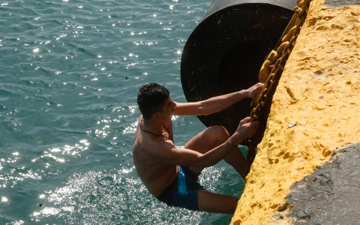 Πρόσφυγες κάνουν μπάνιο στο λιμάνι του Πειραιά – ΦΩΤΟ