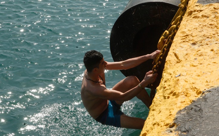 Πρόσφυγες κάνουν μπάνιο στο λιμάνι του Πειραιά – ΦΩΤΟ