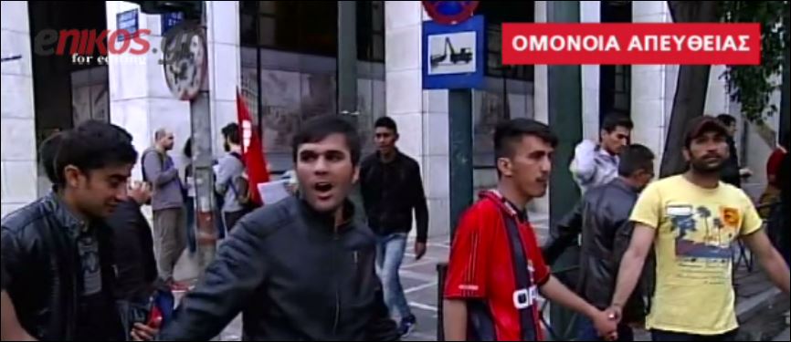 Πρόσφυγες διαμαρτύρονται σχηματίζοντας ανθρώπινη αλυσίδα στην Ομόνοια – ΒΙΝΤΕΟ