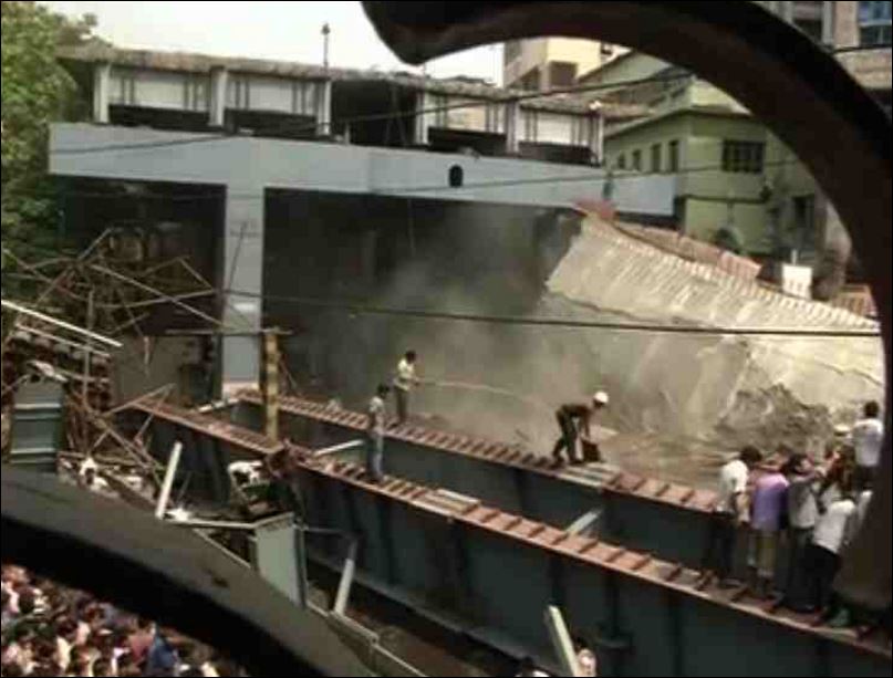 Κατέρρευσε γέφυρα στην Ινδία – 10 νεκροί και 150 τραυματίες – ΒΙΝΤΕΟ