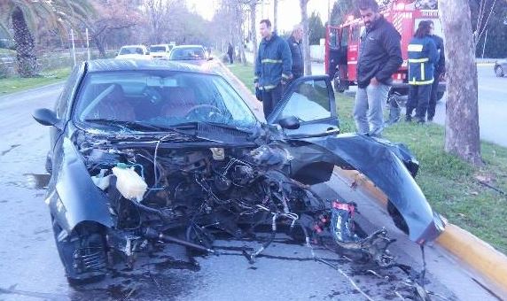 Αυτοκίνητο έγινε σμπαράλια στην Καλαμάτα – ΦΩΤΟ – ΒΙΝΤΕΟ
