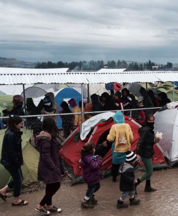 Κίνηση ανθρωπιάς αστυνομικών στην Ειδομένη – Έδωσαν το φαγητό τους σε παιδιά προσφύγων