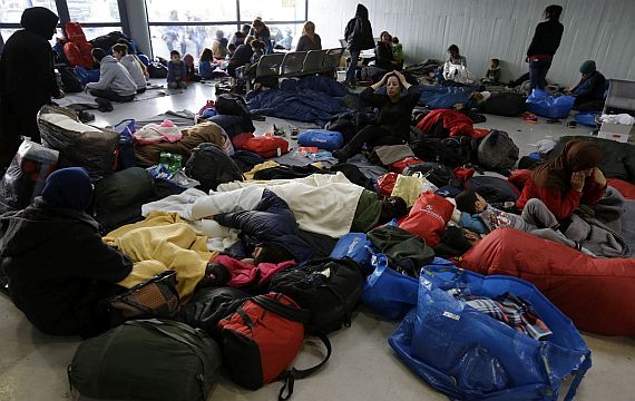 Μεταφορά προσφύγων από το λιμάνι του Πειραιά σε Λαύριο, Ριτσώνα και Γραμματικό