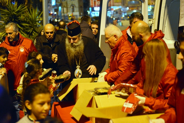 Μήνυμα αγάπης από τον Μητροπολίτη και τον δήμο Πειραιά στους πρόσφυγες