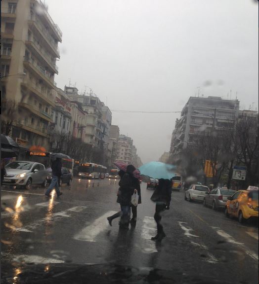 Έντονη βροχόπτωση στη Θεσσαλονίκη – ΦΩΤΟ
