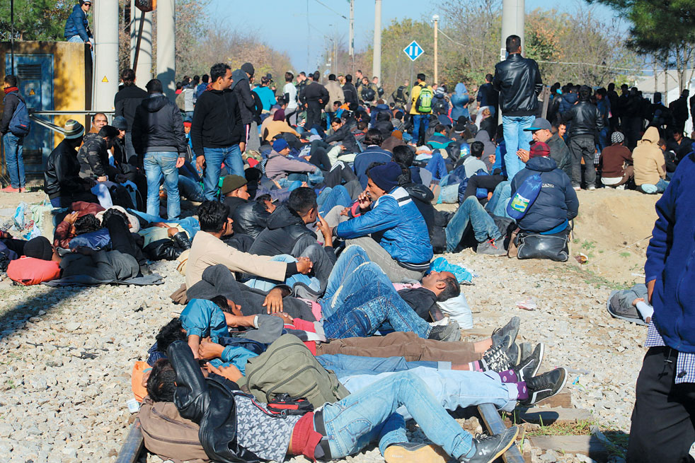 Πρόσφυγες προχώρησαν σε κατάληψη της σιδηροδρομικής γραμμής στην Ειδομένη