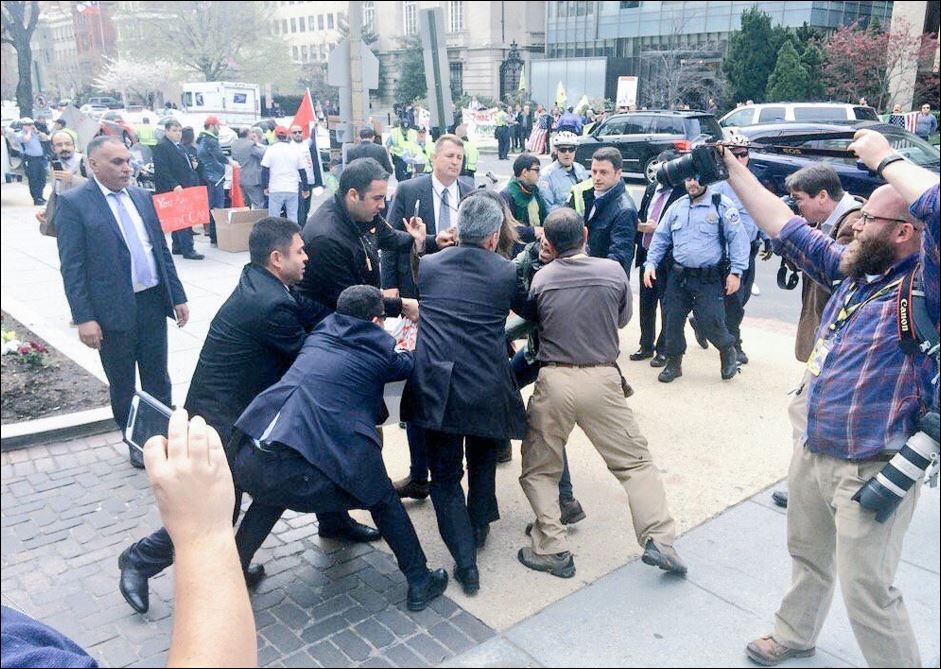 Οι σωματοφύλακες του Ερντογάν χτύπησαν διαδηλωτές και ρεπόρτερ στην Ουάσιγκτον – ΦΩΤΟ – ΒΙΝΤΕΟ