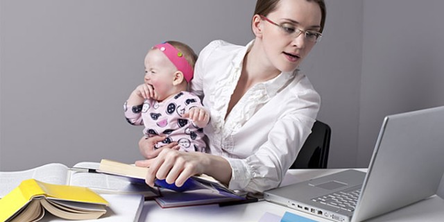 Eργαζόμενη και μαμά: 7 τρόποι να τα προλαβαίνεις όλα