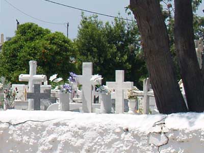 Αυτοκίνητο τράκαρε με… τάφο – ΦΩΤΟ