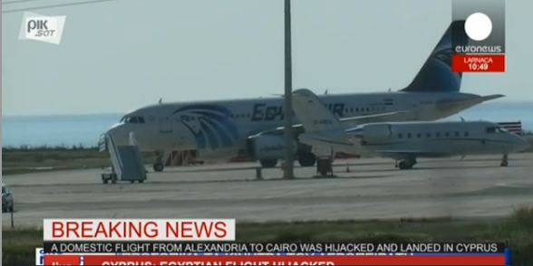 Ο αεροπειρατής στη Λάρνακα κρατά σε ομηρία επτά άτομα