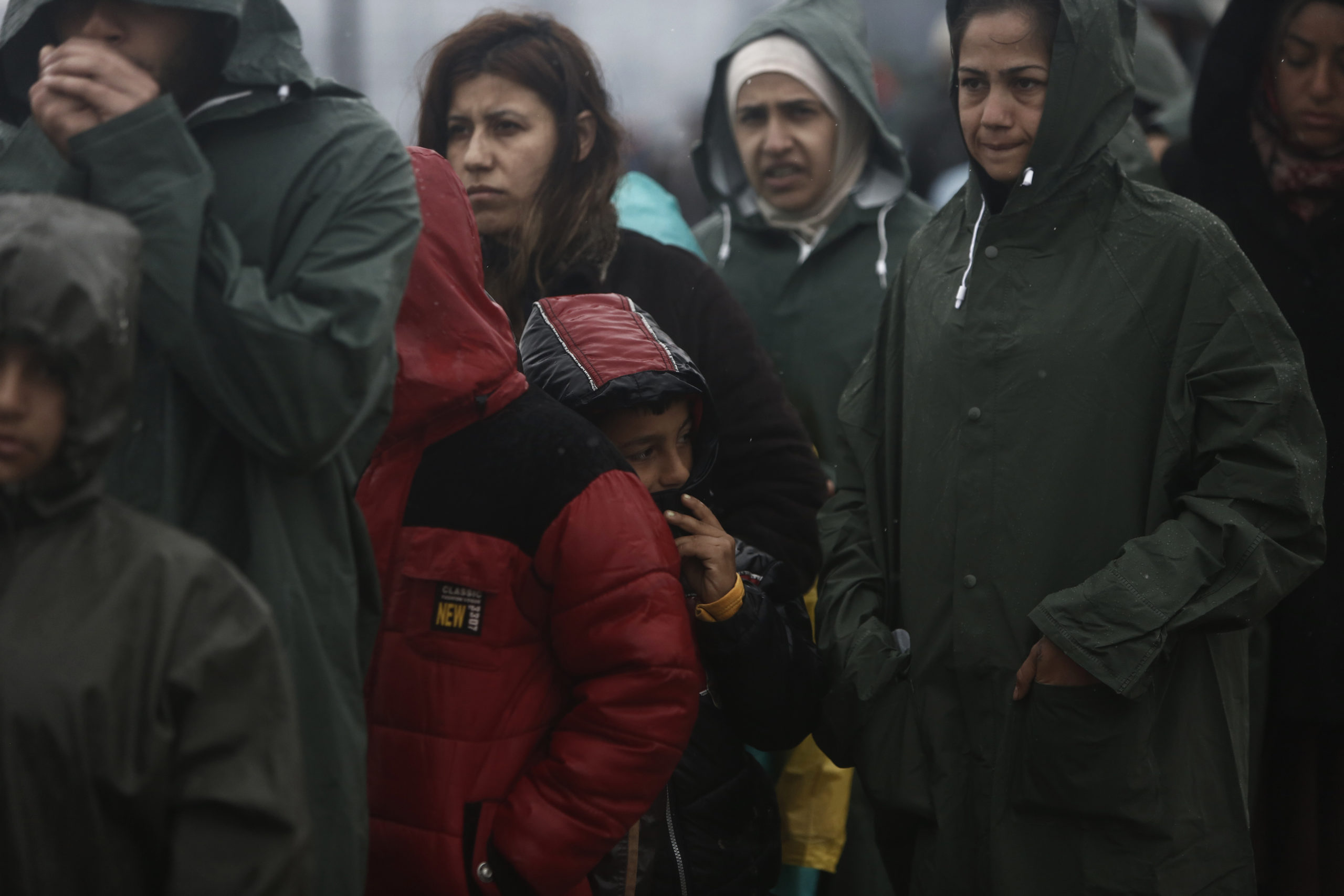 Οι πρόσφυγες στην Ειδομένη περιμένουν υπομονετικά στην ουρά για μία κούπα τσάι – ΦΩΤΟ