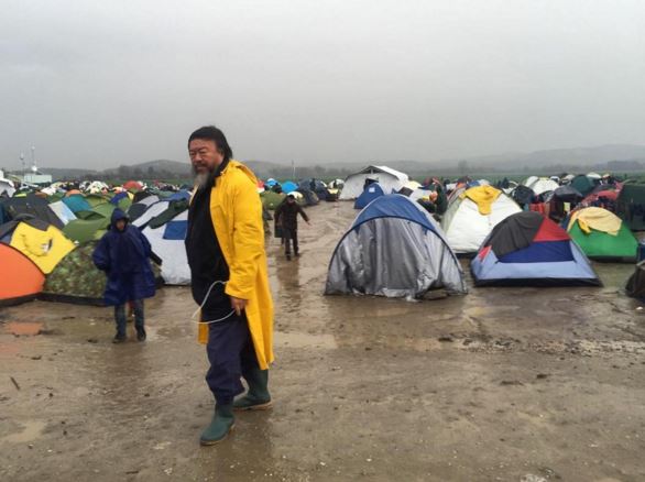 Στο πλευρό των προσφύγων στην Ειδομένη ο Κινέζος εικαστικός Ai Weiwei – BINTEO