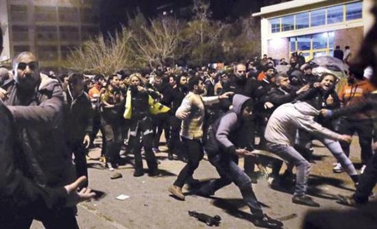 8 τραυματίες από τη συμπλοκή προσφύγων στο λιμάνι του Πειραιά