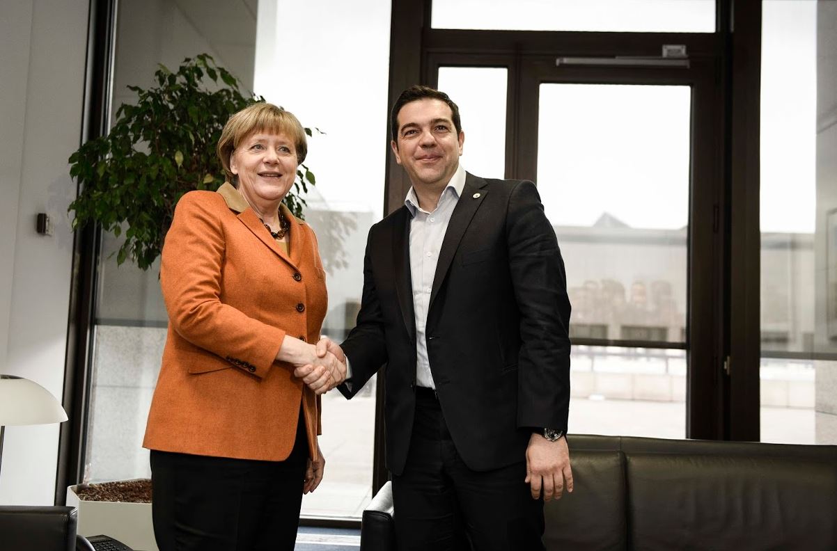 Η θερμή χειραψία και τα χαμόγελα Τσίπρα-Μέρκελ – ΦΩΤΟ