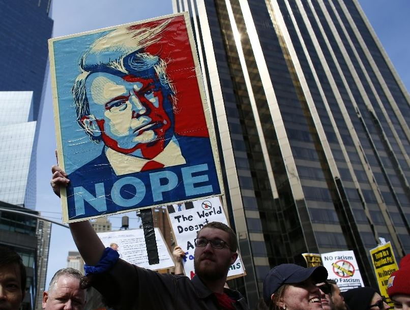 Διαδηλώσεις κατά του Τραμπ σε Νέα Υόρκη και Αριζόνα
